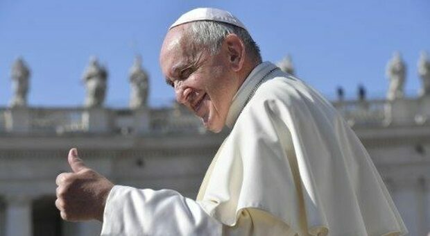Papa Francesco stamattina ha fatto colazione, ha camminato (poco) e ha letto alcuni giornali