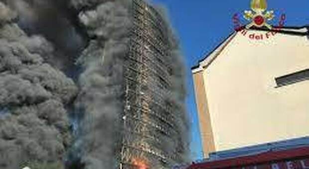 Maxi incendio a Milano, perquisizioni in una ditta di Osimo. Verifiche sui pannelli del grattacielo devastato dalle fiamme