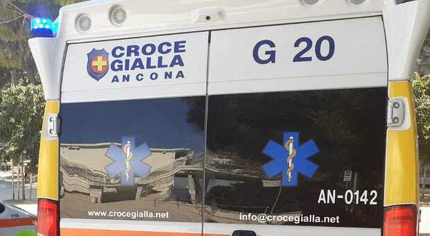 Ancona, il furgone parcheggiato si sfrena, prova a fermarlo e finisce travolto: all'ospedale con una gamba rotta