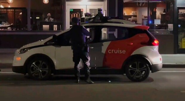 La polizia ferma un'auto, ma è a guida autonoma: gli agenti spiazzati e confusi