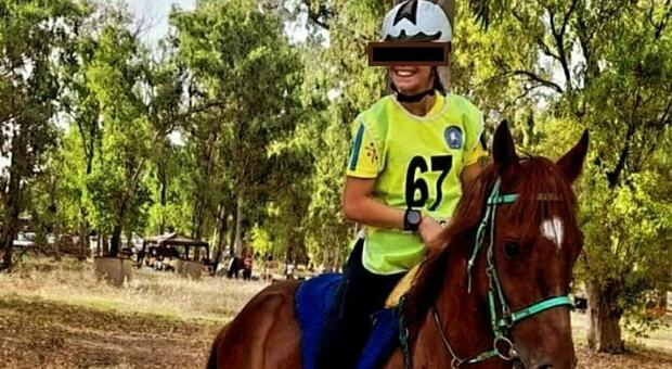 Cade da cavallo, muore a 17 anni: Porto Torres sotto choc per la morte di Martina Berluti