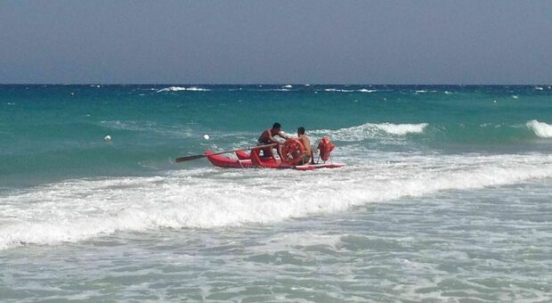 Bambino trascinato dalla corrente ma salvato da due bagnini a Lecce. Mare pericoloso, allarme in tutto l'Adriatico