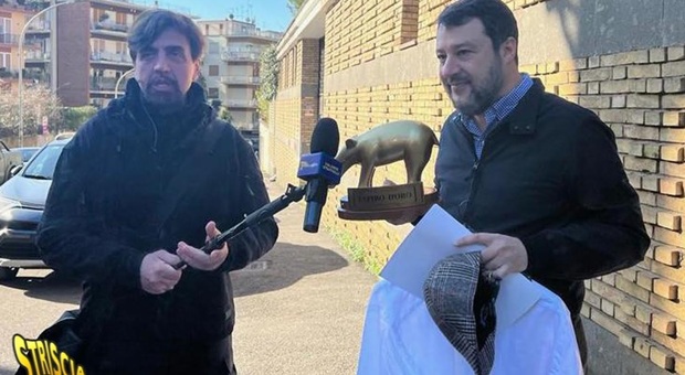 Striscia, tapiro d'oro a Salvini: «Sono orgoglioso, lo metterò all'asta per aiutare l'Ucraina»