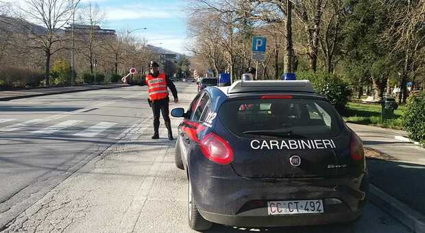 Passeggia con gli amici nel parco comunale ma il nervosismo lo tradisce davanti ai carabinieri: nascondeva l hashish