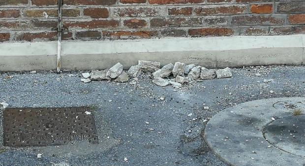 Mondolfo, pezzo di cornicione si stacca dal palazzo comunale e cade in strada
