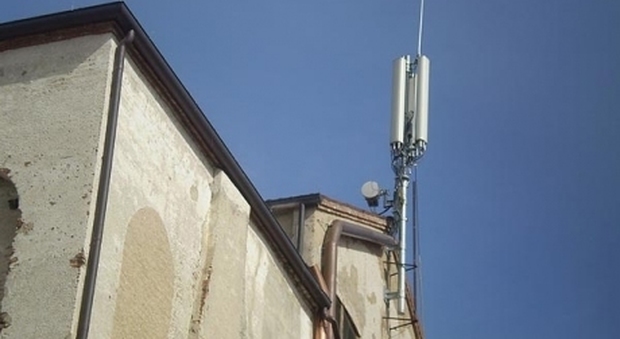 Un'antenna al centro di un quartiere