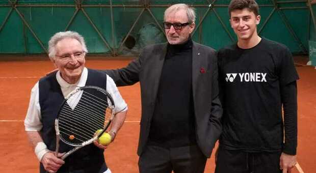 Luca Nardi "sfida" Catervo Cangiotti alla Baratoff: 66 anni di differenza ma stessa amore per il tennis. «L'idea? Me l'ha data Nadal...»
