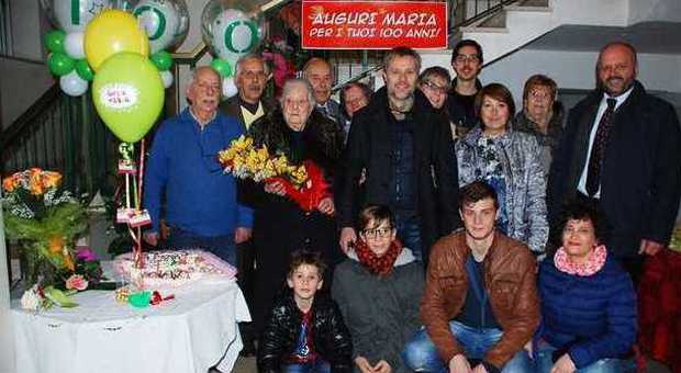 Maria Porcarelli al centro con i parenti e il sindaco Gaspari