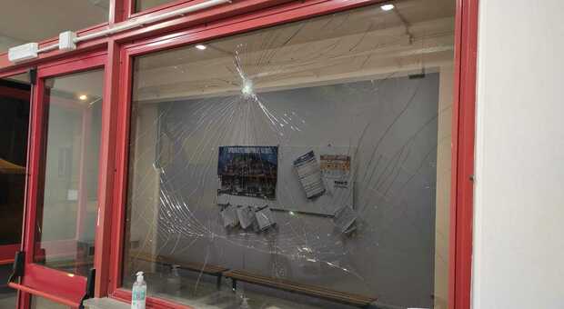 Un altro raid vandalico: sassate contro i vetri del palasport e bidoni dei rifiuti rovesciati a terra