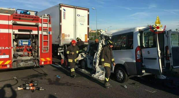Inferno in autostrada: furgone di ragazzi disabili di Riccione contro un camion, sei morti