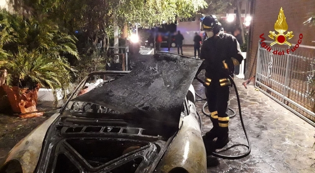Paura nella notte: auto prende fuoco nel giardino di una casa