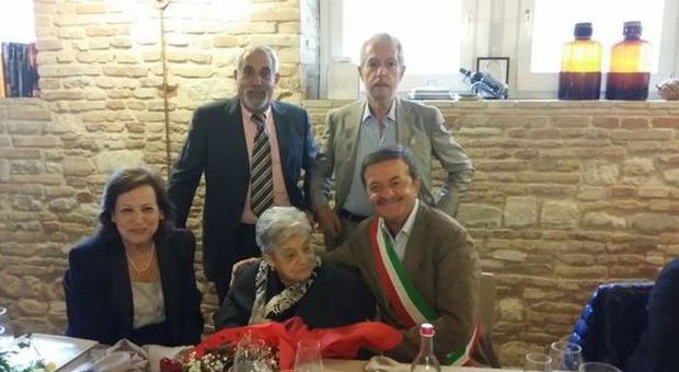 San Severino, un mazzo di fiori dal sindaco ​per i 100 anni di Benigna