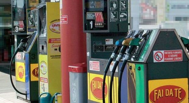 Benzina, nuovi rialzi: Eni e Ip mettono mano ai listini: i prezzi