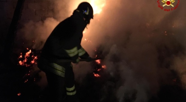 Cupra Marittima, nuova sfida del piromane: scoppia un altro incendio in collina