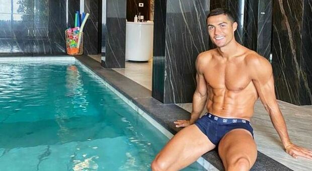 Cristiano Ronaldo, dalla crioterapia ai "riposini" da 90 minuti: i segreti della dieta e dell'allemento del campione
