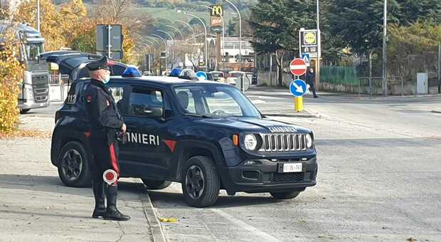 Tre giovani turisti trovati dai carabinieri con l hashish. Neopatentato guidava ubriaco