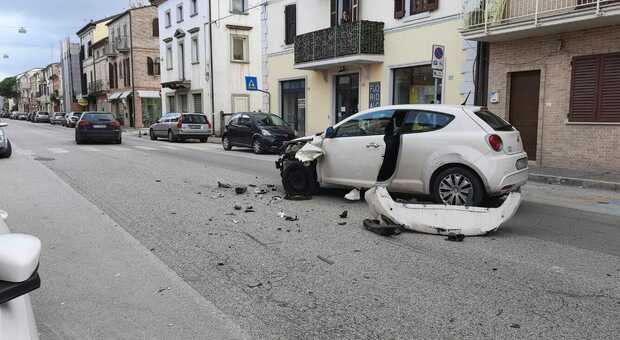 Violento schianto frontale sulla Statale Adriatica, gravi danni alle auto e rallentamenti al traffico