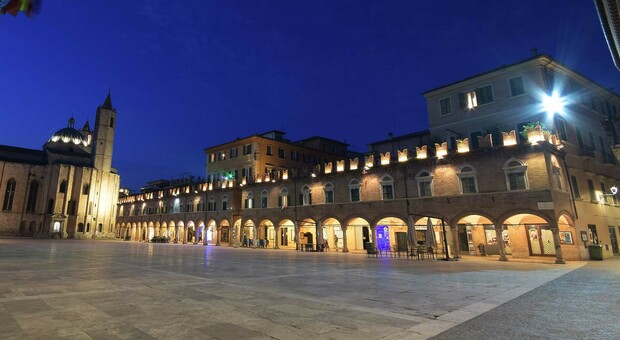 La splendida piazza del Popolo nel cuore di Ascoli Piceno