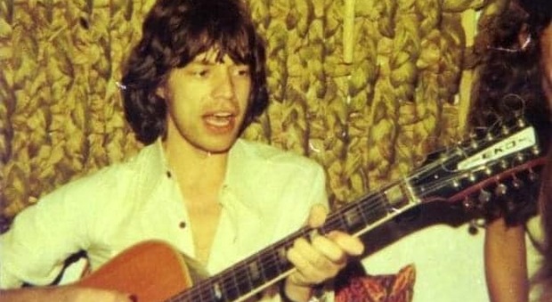 Un giovanissimo Mick Jagger con la sua Eko 12 corde