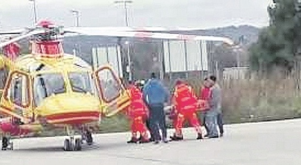 San Costanzo, rovinosa caduta mentre lavora alla grondaia: operaio 55enne soccorso dall'eliambulanza