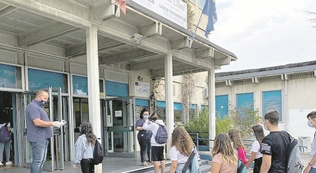 Ascoli, il tasso di contagio Covid s'impenna nel Piceno: l'Arengo pensa ai termoscanner per le scuole