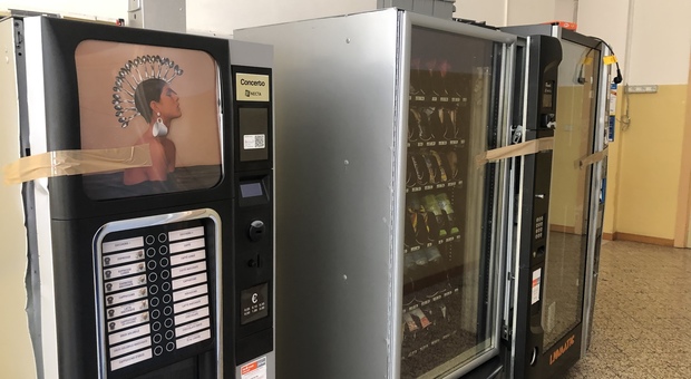 Macerata, i ladri tornano al Liceo: scassinati i distributori automatici