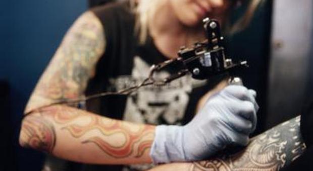 Tatuaggi, ritirati tre colori cancerogeni. Ministero Salute: sostanze chimiche a rischio cancro