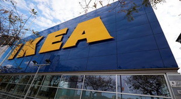 Ikea rinuncia alla cassa integrazione e restituisce i soldi ai dipendenti: «La crisi meno grave del previsto»