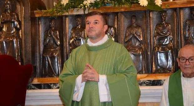 Corridonia, i fedeli abbracciano il nuovo parroco ​don Fabio Moretti
