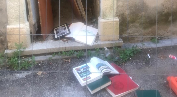 San Benedetto, vandali scatenati in centro: sfondano a calci la porta di una casa e la devastano
