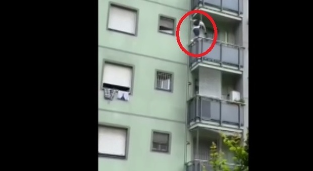 Maxi furto in appartamento: ladro acrobata si arrampica fino al quarto piano e ruba 10mila euro di gioielli