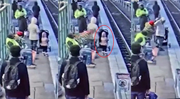 Spinge una bambina di 3 anni sui binari del treno: arrestata