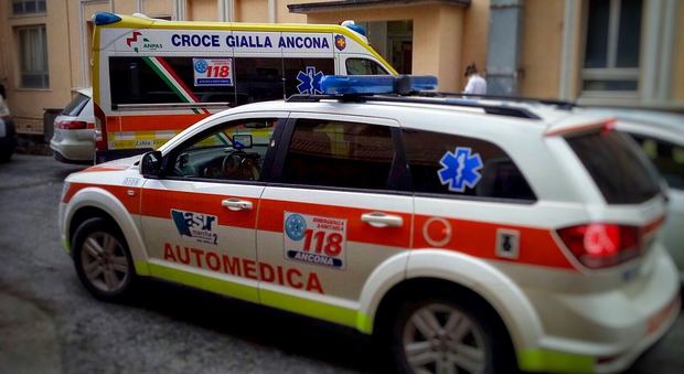 Ancona, camminano sul marciapiede e si scontrano: donna in ospedale