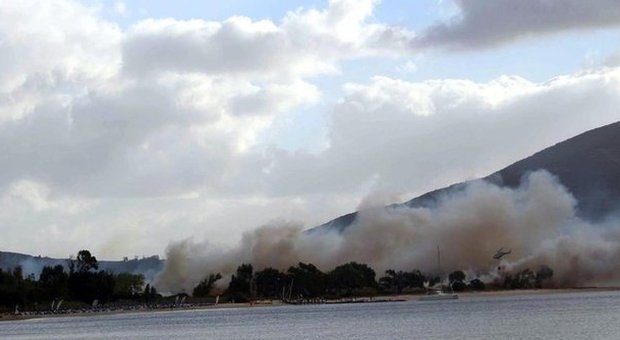 Incendio in area protetta Alghero Distrutte oltre 250 roulotte