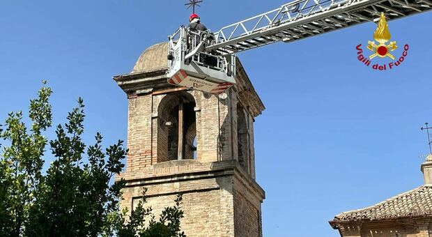 L'intervento dei vigili del fuoco sul campanile dell'antica chiesa della Misericordia