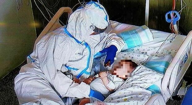 Ancona, l'infermiera coccola il bebè nella terapia intensiva Covid: la mamma si commuove, il sindaco la ringrazia