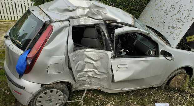 L'auto della ragazza distrutta dopo l'incidente