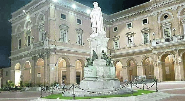 Il palazzo comunale di Recanati, in piazza Giacomo Leopardi