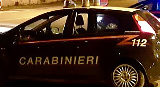 Castelraimondo, ubriaco alla guida lancia sassi e bottiglie contro le auto che incrocia e centra anche i carabinieri