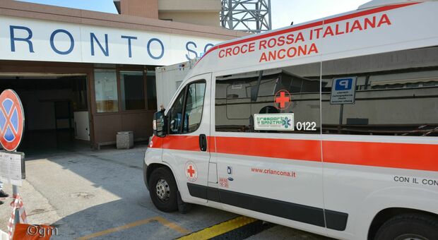 Un'ambulanza al pronto soccorso dell'ospedale regionale di Ancona