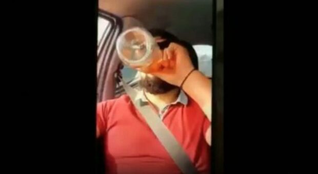 Beve whisky alla guida (in diretta Facebook) e si schianta a folle velocità: incidente choc a Sassari