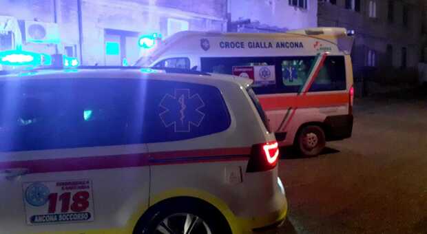 Ancona, moglie e marito investiti da un'auto mentre attraversano la strada: in ospedale per accertamenti