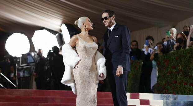 Kim Kardashian indossa l'abito di Marilyn Monroe al Met Gala: «A dieta per mesi e 14 ore per tingermi i capelli»