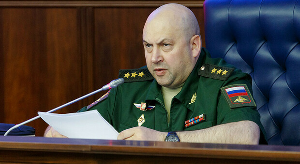 Sergei Surovikin, chi è il generale (accusato di corruzione e brutalità) a cui Putin ha affidato le Forze Armate russe