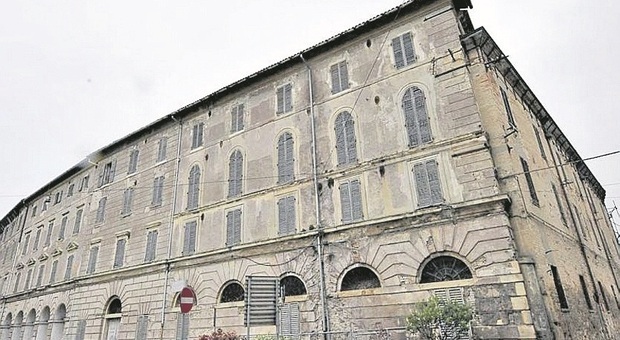 Pesaro, degrado e clochard a Palazzo San Benedetto, ma anche ragazzini a caccia di fantasmi