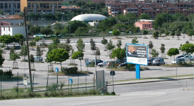 Il parcheggio davanti allo stadio Del Conero