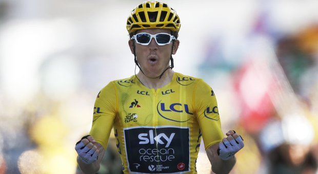 Tour, Thomas vince anche sull'Alpe d'Huez, la polizia fa cadere Nibali