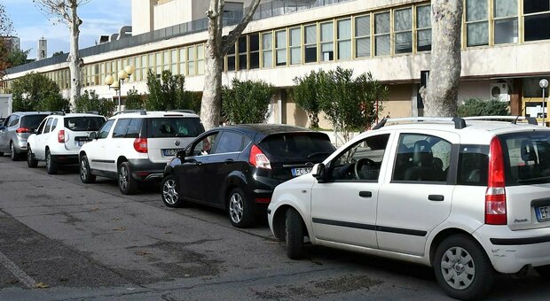 Parcheggi selvaggi all'ospedale di Ascoli, l'Area vasta 5 si affida alla guardia giurata dopo le numerose segnalazioni