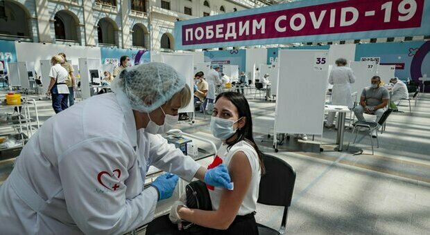 Russia, record di contagi e boom di morti. Il governo ammette il flop: «Non abbiamo convinto la gente a vaccinarsi