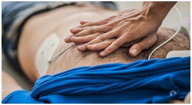 Imprenditore salva operaio di 46 anni con il massaggio cardiaco. «Grazie al 118 che mi ha guidato nella manovra»